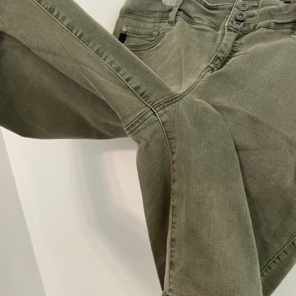 TORRID Plus Size Jegging Bermuda Shorts Olive Green 10.5" In Denim Jean Shorts - Picture 9 of 16
